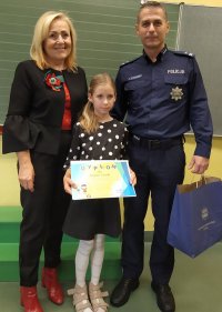 Komendant dziękuje wychowawczyni Kamili za zaangażowanie w konkursie