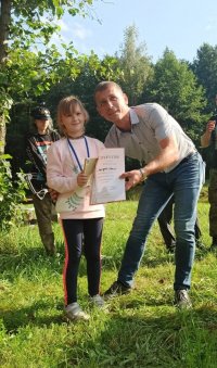 Komendant Powiatowy Policji w Strzelcach Opolskich wręcza medal i dyplom dziecku